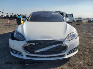 ✅ 2013 Tesla Model S • VIN: 5YJSA1CGXDFP26525 • Lot: 93888995. Wystawiony na Copart z przebiegiem Nie podano. Bezpłatny archiwum sprzedaży aukcyjnych z USA i szczegółowy raport historii pojazdu na DreamBid. Zdjęcie 5.