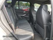 ✅ 2022 BMW X5 M • VIN: 5YMJU0C01N9M60668 • Lot: 64437665. Wystawiony na Copart z przebiegiem 18 236 mil. Bezpłatny archiwum sprzedaży aukcyjnych z USA i szczegółowy raport historii pojazdu na DreamBid. Zdjęcie 11.