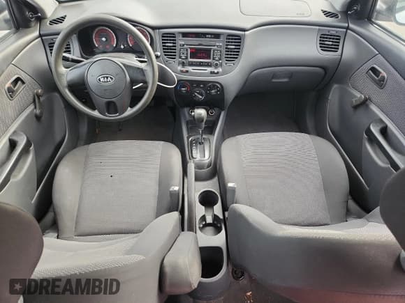 ✅ 2011 Kia Rio LX • VIN: KNADH4A30B6959373 • Lot: 71799585. Wystawiony na Copart z przebiegiem 111 239 mil. Bezpłatny archiwum sprzedaży aukcyjnych z USA i szczegółowy raport historii pojazdu na DreamBid. Zdjęcie 8.