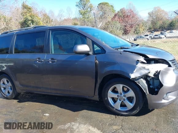 ✅ 2011 Toyota Sienna LE • VIN: 5TDKK3DCXBS035282 • Lot: 43722162. Listed on IAAI with 208,173 mi. Free auction sales archive from the USA and detailed vehicle history report at DreamBid. Image 13.