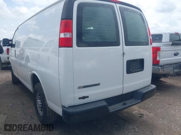 ✅ 2020 Chevrolet Express Cargo • VIN: 1GCWGAFP3L1240299 • Lot: 42522748. Wystawiony na IAAI z przebiegiem 129 759 mil. Bezpłatny archiwum sprzedaży aukcyjnych z USA i szczegółowy raport historii pojazdu na DreamBid. Zdjęcie 3.