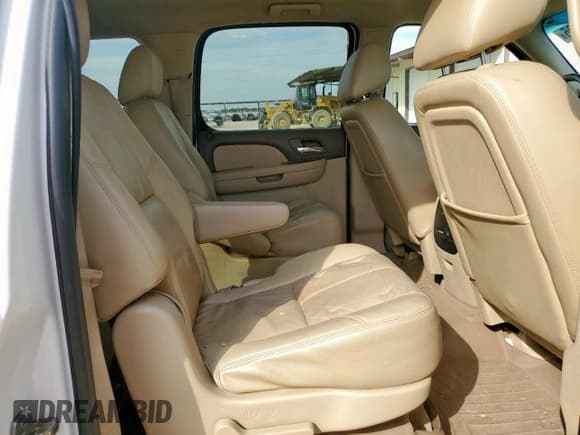 ✅ 2011 Chevrolet Suburban LT • VIN: 1GNSCJE07BR284215 • Лот: 84797495. Опубликован ранее на Copart с пробегом 221 427 миль. Бесплатный доступ к архиву аукционных продаж из США и подробный отчёт об истории автомобиля на DreamBid. Изображение 11.