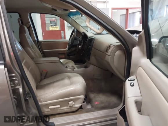 ✅ 2002 Ford Explorer XLT • VIN: 1FMZU73E62ZB66450 • Lot: 42409150. Wystawiony na IAAI z przebiegiem 153 059 mil. Bezpłatny archiwum sprzedaży aukcyjnych z USA i szczegółowy raport historii pojazdu na DreamBid. Zdjęcie 5.