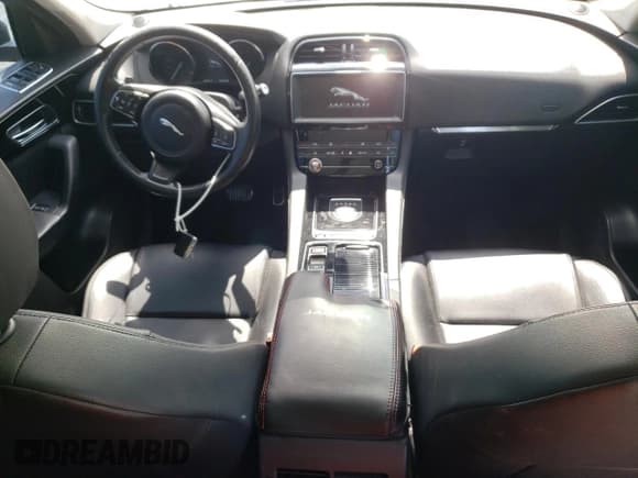 ✅ 2019 Jaguar F-Pace 25t • VIN: SADCS2FX8KA390774 • Lot: 59057735. Wystawiony na Copart z przebiegiem 108 130 mil. Bezpłatny archiwum sprzedaży aukcyjnych z USA i szczegółowy raport historii pojazdu na DreamBid. Zdjęcie 8.