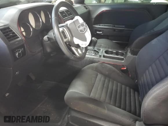 ✅ 2014 Dodge Challenger SXT • VIN: 2C3CDYAG1EH181709 • Lot: 77967864. Wystawiony na Copart z przebiegiem Nie podano. Bezpłatny archiwum sprzedaży aukcyjnych z USA i szczegółowy raport historii pojazdu na DreamBid. Zdjęcie 7.