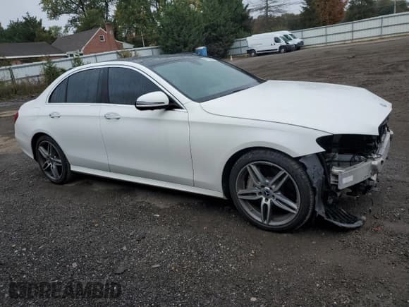 ✅ 2019 Mercedes-Benz E 450 • VIN: WDDZF6JB0KA490807 • Lot: 85173975. Listed on Copart with 60,408 mi. Free auction sales archive from the USA and detailed vehicle history report at DreamBid. Image 4.