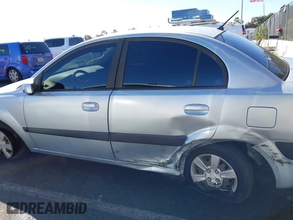 ✅ 2006 Kia Rio • VIN: KNADE123966080997 • Lot: 41788848. Wystawiony na IAAI z przebiegiem 34 722 mil. Bezpłatny archiwum sprzedaży aukcyjnych z USA i szczegółowy raport historii pojazdu na DreamBid. Zdjęcie 14.