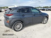 ✅ 2018 Hyundai Kona SEL • VIN: KM8K22AA3JU069471 • Лот: 76199474. Опубликован ранее на Copart с пробегом 37 298 миль. Бесплатный доступ к архиву аукционных продаж из США и подробный отчёт об истории автомобиля на DreamBid. Изображение 3.