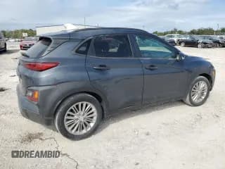 ✅ 2018 Hyundai Kona SEL • VIN: KM8K22AA3JU069471 • Лот: 76199474. Опубликован ранее на Copart с пробегом 37 298 миль. Бесплатный доступ к архиву аукционных продаж из США и подробный отчёт об истории автомобиля на DreamBid. Изображение 3.