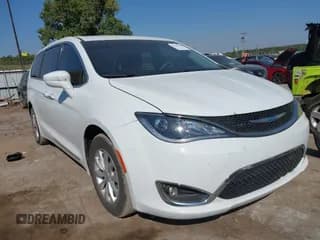 ✅ 2018 Chrysler Pacifica Touring Plus • VIN: 2C4RC1FGXJR260597 • Lot: 43245590. Wystawiony na IAAI z przebiegiem 144 282 mil. Bezpłatny archiwum sprzedaży aukcyjnych z USA i szczegółowy raport historii pojazdu na DreamBid. Zdjęcie 1.