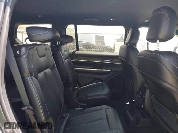 ✅ 2025 Jeep Grand Cherokee Limited • VIN: 1C4RJKBG9S8661279 • Lot: 42431910. Wystawiony na IAAI z przebiegiem 3 512 mil. Bezpłatny archiwum sprzedaży aukcyjnych z USA i szczegółowy raport historii pojazdu na DreamBid. Zdjęcie 8.