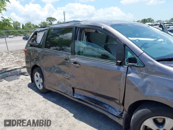 ✅ 2020 Toyota Sienna LE Auto Access Seat • VIN: 5TDKZ3DC9LS086866 • Lot: 42353682. Listed on IAAI with 60,951 mi. Free auction sales archive from the USA and detailed vehicle history report at DreamBid. Image 6.