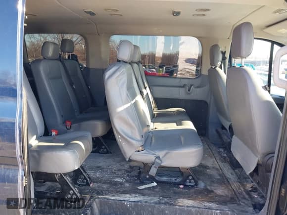 ✅ 2015 Ford Transit XL • VIN: 1FBZX2YM8FKB18966 • Lot: 41638793. Wystawiony na IAAI z przebiegiem 166 456 mil. Bezpłatny archiwum sprzedaży aukcyjnych z USA i szczegółowy raport historii pojazdu na DreamBid. Zdjęcie 8.