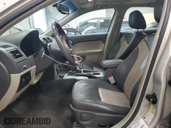 ✅ 2010 Mercury Milan Premier • VIN: 3MEHM0JG2AR645722 • Лот: 91095075. Опубликован ранее на Copart с пробегом 147 341 миль. Бесплатный доступ к архиву аукционных продаж из США и подробный отчёт об истории автомобиля на DreamBid. Изображение 7.