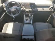 ✅ 2024 Chevrolet Colorado 2WD Work Truck • VIN: 1GCGSBEC0R1274054 • Lot: 56400025. Wystawiony na Copart z przebiegiem 23 427 mil. Bezpłatny archiwum sprzedaży aukcyjnych z USA i szczegółowy raport historii pojazdu na DreamBid. Zdjęcie 8.