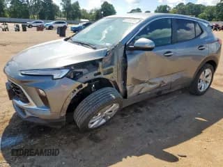 ✅ 2024 Buick Encore GX Preferred • VIN: KL4AMBSL7RB217553 • Lot: 81313215. Wystawiony na Copart z przebiegiem 28 936 mil. Bezpłatny archiwum sprzedaży aukcyjnych z USA i szczegółowy raport historii pojazdu na DreamBid. Zdjęcie 1.