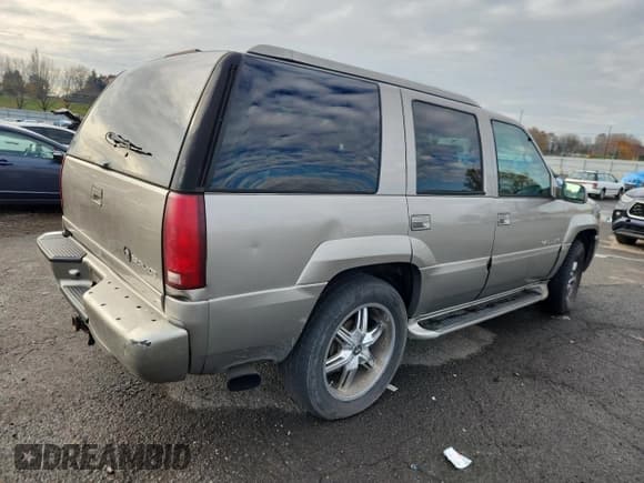 ✅ 2000 Cadillac Escalade • VIN: 1GYEK63R8YR222834 • Lot: 92637225. Listed on Copart with 213,480 mi. Free auction sales archive from the USA and detailed vehicle history report at DreamBid. Image 3.