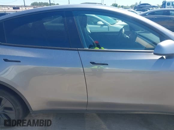 ✅ 2024 Tesla Model Y Long Range • VIN: 7SAYGAEE3RF153644 • Lot: 41932624. Wystawiony na IAAI z przebiegiem Nie podano. Bezpłatny archiwum sprzedaży aukcyjnych z USA i szczegółowy raport historii pojazdu na DreamBid. Zdjęcie 13.