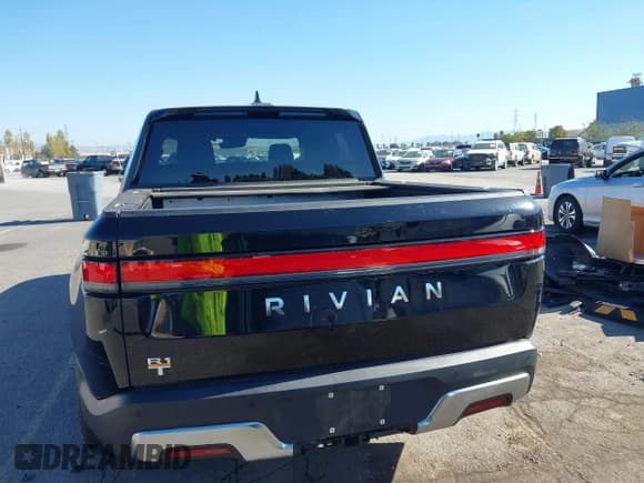 ✅ 2022 Rivian R1T Adventure • VIN: 7FCTGAAA8NN006610 • Лот: 43353765. Опубликован ранее на IAAI с пробегом Не указан. Бесплатный доступ к архиву аукционных продаж из США и подробный отчёт об истории автомобиля на DreamBid. Изображение 17.