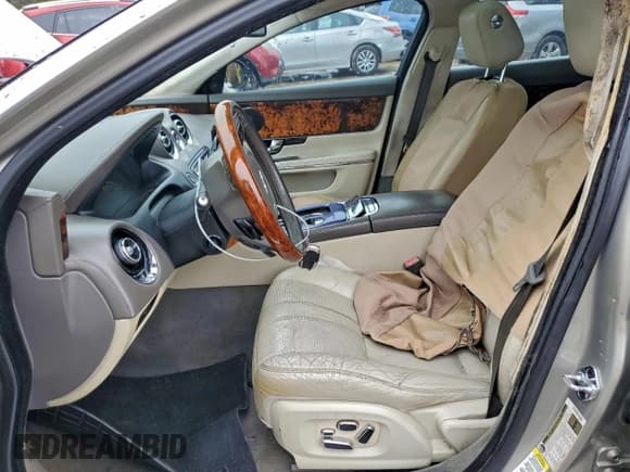 ✅ 2011 Jaguar XJ • VIN: SAJWA1CB4BLV12079 • Lot: 95626675. Listed on Copart with 180,988 mi. Free auction sales archive from the USA and detailed vehicle history report at DreamBid. Image 7.