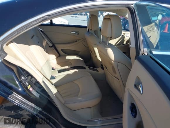 ✅ 2009 Mercedes-Benz CLS 550 • VIN: WDDDJ72XX9A150454 • Lot: 43482622. Wystawiony na IAAI z przebiegiem 61 542 mil. Bezpłatny archiwum sprzedaży aukcyjnych z USA i szczegółowy raport historii pojazdu na DreamBid. Zdjęcie 8.