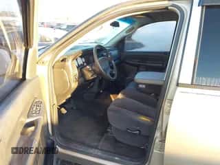 2003 Dodge 1500 ST z VIN 1D7HA18N63S165345, wystawiony jako IAAI lot #43531314 z przebiegiem 178 594 mil mil oraz . Historia ofert i sprzedaży dostępna na DreamBid. Obrazek 5.