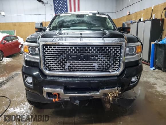✅ 2015 GMC Sierra 3500HD Denali • VIN: 1GT424E89FF530281 • Lot: 49683995. Wystawiony na Copart z przebiegiem 212 606 mil. Bezpłatny archiwum sprzedaży aukcyjnych z USA i szczegółowy raport historii pojazdu na DreamBid. Zdjęcie 5.