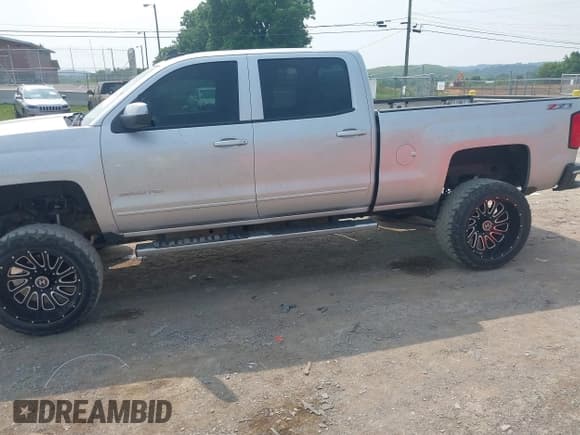 ✅ 2015 Chevrolet Silverado 2500HD LT • VIN: 1GC1KVEG3FF661609 • Lot: 42485031. Wystawiony na IAAI z przebiegiem 187 452 mil. Bezpłatny archiwum sprzedaży aukcyjnych z USA i szczegółowy raport historii pojazdu na DreamBid. Zdjęcie 14.