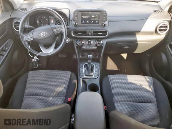 2021 Hyundai Kona SEL z VIN KM8K2CAA1MU752053, wystawiony jako Copart lot #69663785 z przebiegiem 51 903 mil mil oraz Czysty tytuł • Clean title. Historia ofert i sprzedaży dostępna na DreamBid. Obrazek 8.