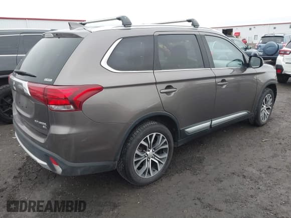 ✅ 2018 Mitsubishi Outlander ES • VIN: JA4AZ3A34JZ044627 • Лот: 41285945. Опубликован ранее на IAAI с пробегом 88 988 миль. Бесплатный доступ к архиву аукционных продаж из США и подробный отчёт об истории автомобиля на DreamBid. Изображение 4.