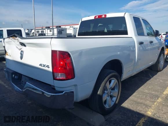 2024 Ram 1500 SLT z VIN 1C6RR7GG0RS156623, wystawiony jako IAAI lot #42702884 z przebiegiem 27 953 mil mil oraz . Historia ofert i sprzedaży dostępna na DreamBid. Obrazek 4.