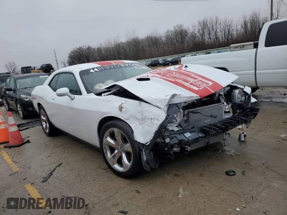 2014 Dodge Challenger R/T 100th Anniversary Appearance z VIN 2C3CDYBTXEH101531, wystawiony jako Copart lot #86595514 z przebiegiem 107 837 mil mil oraz Szkoda całkowita • Salvage title. Historia ofert i sprzedaży dostępna na DreamBid. Obrazek 4.