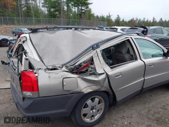 ✅ 2002 Volvo V70 • VIN: YV1SZ58D021069085 • Lot: 43624731. Listed on IAAI with 217,545 mi. Free auction sales archive from the USA and detailed vehicle history report at DreamBid. Image 6.