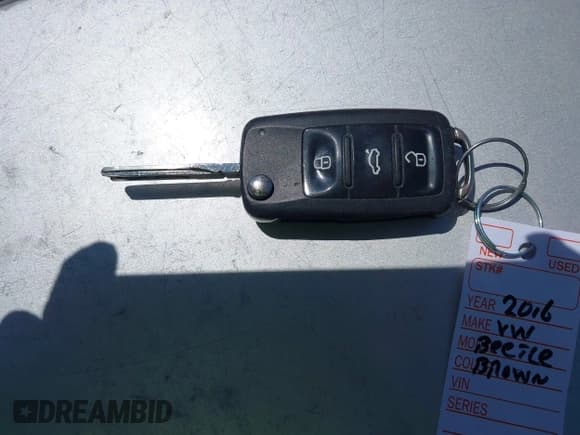 ✅ 2016 Volkswagen Beetle SE • VIN: 3VWJ07AT4GM634261 • Lot: 42043450. Listed on IAAI with 107,280 mi. Free auction sales archive from the USA and detailed vehicle history report at DreamBid. Image 11.