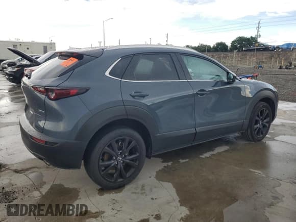 ✅ 2025 Mazda CX-30 S Carbon Edition • VIN: 3MVDMBCM2SM798984 • Lot: 83939585. Wystawiony na Copart z przebiegiem 12 081 mil. Bezpłatny archiwum sprzedaży aukcyjnych z USA i szczegółowy raport historii pojazdu na DreamBid. Zdjęcie 3.