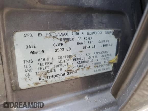 2010 Chevrolet Aveo 1LT z VIN KL1TD5DE7AB133453, wystawiony jako Copart lot #83404924 z przebiegiem 121 847 mil mil oraz Czysty tytuł • Clean title. Historia ofert i sprzedaży dostępna na DreamBid. Obrazek 12.