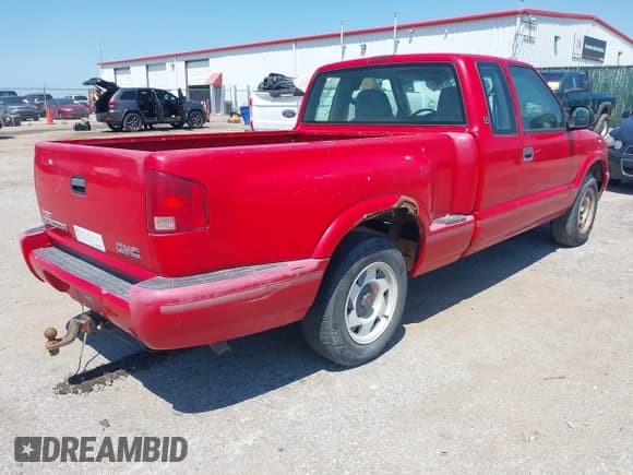 ✅ 1998 GMC Sonoma SLS • VIN: 1GTCS19X2W8531045 • Lot: 42958198. Listed on IAAI with 145,342 mi. Free auction sales archive from the USA and detailed vehicle history report at DreamBid. Image 4.