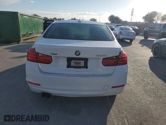 ✅ 2015 BMW 3 Series 328i xDrive • VIN: WBA3B5G50FNS12833 • Лот: 90744555. Опубликован ранее на Copart с пробегом 171 537 миль. Бесплатный доступ к архиву аукционных продаж из США и подробный отчёт об истории автомобиля на DreamBid. Изображение 6.