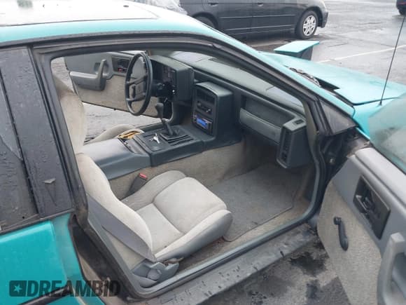 ✅ 1988 Pontiac Fiero • VIN: 1G2PE11R1JP210798 • Lot: 43472064. Wystawiony na IAAI z przebiegiem 136 233 mil. Bezpłatny archiwum sprzedaży aukcyjnych z USA i szczegółowy raport historii pojazdu na DreamBid. Zdjęcie 5.