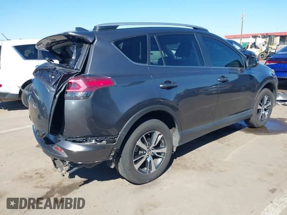 ✅ 2018 Toyota RAV4 XLE • VIN: JTMWFREV6JJ739192 • Lot: 43354082. Wystawiony na IAAI z przebiegiem 69 384 mil. Bezpłatny archiwum sprzedaży aukcyjnych z USA i szczegółowy raport historii pojazdu na DreamBid. Zdjęcie 4.