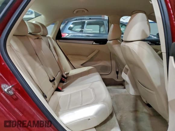 ✅ 2015 Volkswagen Passat S • VIN: 1VWAT7A39FC086541 • Lot: 96803935. Wystawiony na Copart z przebiegiem 146 758 mil. Bezpłatny archiwum sprzedaży aukcyjnych z USA i szczegółowy raport historii pojazdu na DreamBid. Zdjęcie 10.