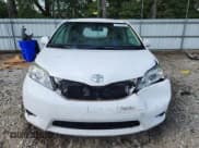 ✅ 2017 Toyota Sienna LE Auto Access Seat • VIN: 5TDKZ3DC7HS781600 • Lot: 70770895. Wystawiony na Copart z przebiegiem 146 070 mil. Bezpłatny archiwum sprzedaży aukcyjnych z USA i szczegółowy raport historii pojazdu na DreamBid. Zdjęcie 5.