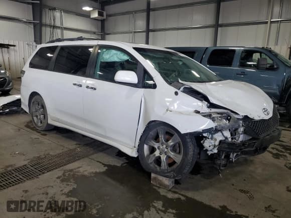 ✅ 2014 Toyota Sienna SE • VIN: 5TDXK3DC2ES442961 • Lot: 70143165. Listed on Copart with 204,488 mi. Free auction sales archive from the USA and detailed vehicle history report at DreamBid. Image 4.