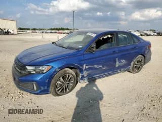 ✅ 2023 Volkswagen Jetta Sport • VIN: 3VWBM7BU5PM018097 • Lot: 89796075. Wystawiony na Copart z przebiegiem 66 080 mil. Bezpłatny archiwum sprzedaży aukcyjnych z USA i szczegółowy raport historii pojazdu na DreamBid. Zdjęcie 1.