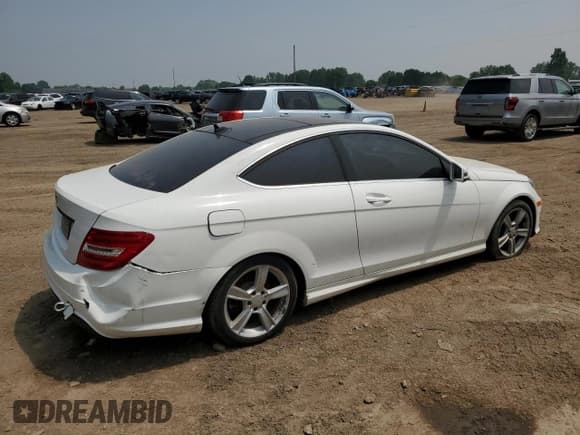 ✅ 2015 Mercedes-Benz C 250 • VIN: WDDGJ4HB4FG366249 • Лот: 59894625. Опубликован ранее на Copart с пробегом 92 439 миль. Бесплатный доступ к архиву аукционных продаж из США и подробный отчёт об истории автомобиля на DreamBid. Изображение 3.