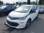 ✅ 2019 Chevrolet Bolt EV Premier • VIN: 1G1FZ6S08K4104854 • Lot: 41590138. Wystawiony na IAAI z przebiegiem 56 737 mil. Bezpłatny archiwum sprzedaży aukcyjnych z USA i szczegółowy raport historii pojazdu na DreamBid. Zdjęcie 2.