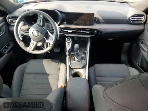 2024 Dodge Hornet R/T z VIN ZACPDFCWXR3A28795, wystawiony jako Copart lot #60538165 z przebiegiem Nie podano mil oraz Czysty tytuł • Clean title. Historia ofert i sprzedaży dostępna na DreamBid. Obrazek 8.