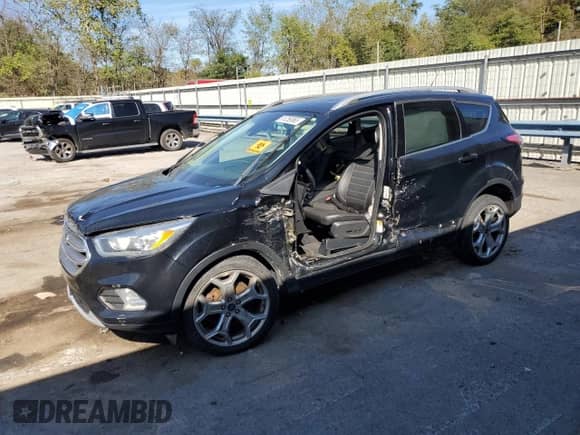 2017 Ford Escape Titanium с VIN 1FMCU9J99HUB85393, выставлен на аукционе Copart как лот 81259365 с пробегом 89 136 миль миль и Списание • Salvage title. История ставок и продаж доступна на DreamBid. Изображение 1.