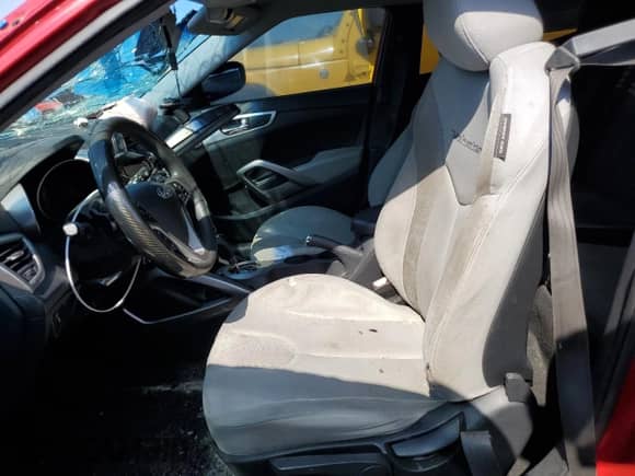 2012 Hyundai Veloster w/Gray Int с VIN KMHTC6AD8CU051215, выставлен на аукционе Copart как лот 70504994 с пробегом 162 522 миль миль и Списание • Salvage title. История ставок и продаж доступна на DreamBid. Изображение 7.