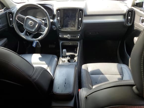 ✅ 2020 Volvo XC40 Momentum • VIN: YV4162UK2L2298518 • Lot: 67125035. Listed on Copart with 29,545 mi. Free auction sales archive from the USA and detailed vehicle history report at DreamBid. Image 8.